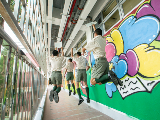 教育组协助在囚人士参加香港中学文凭考试，考试成绩令人鼓舞2。