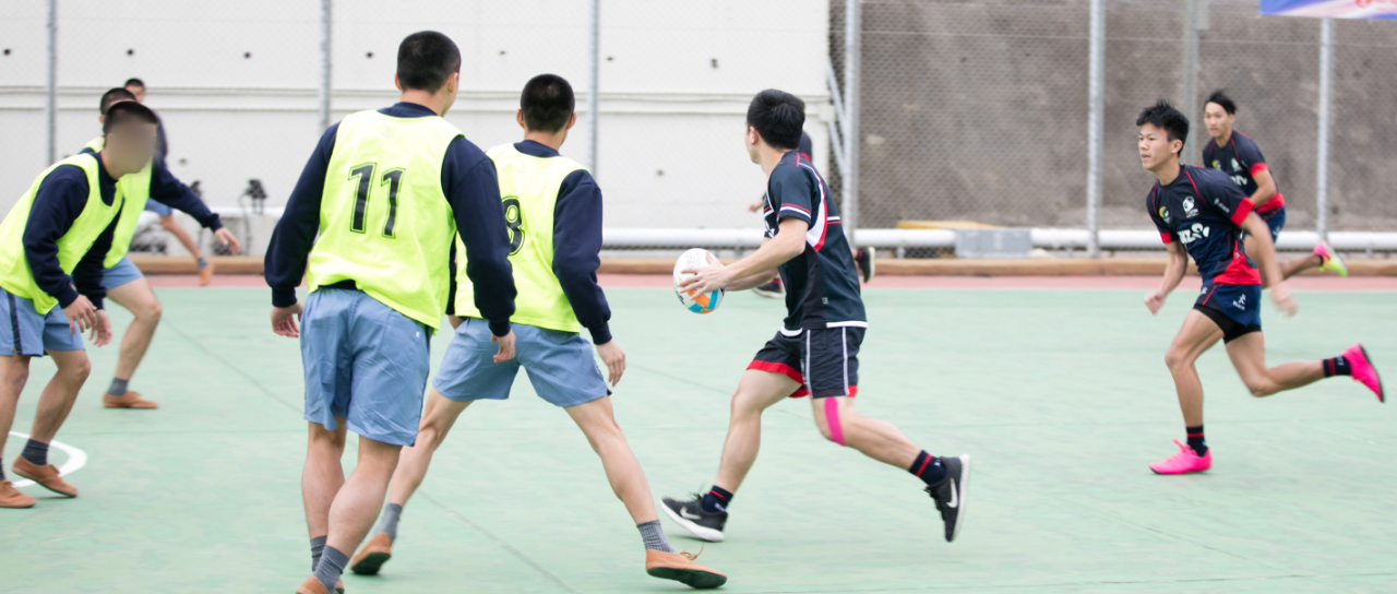 香港欖球總會為青少年在囚人士提供非撞式欖球裁判訓練課程，培養他們的紀律和合作精神，從而增強他們的自信心及改過的決心。