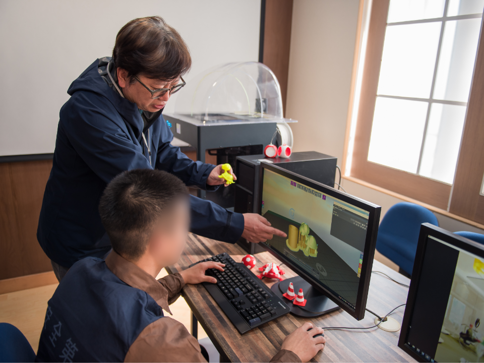 In Pik Uk Correctional Institution, trainees receive market-oriented and diversified vocational training, covering coffee shop operations, building services engineering, smart home system, and 3D designing and printing skills -3.