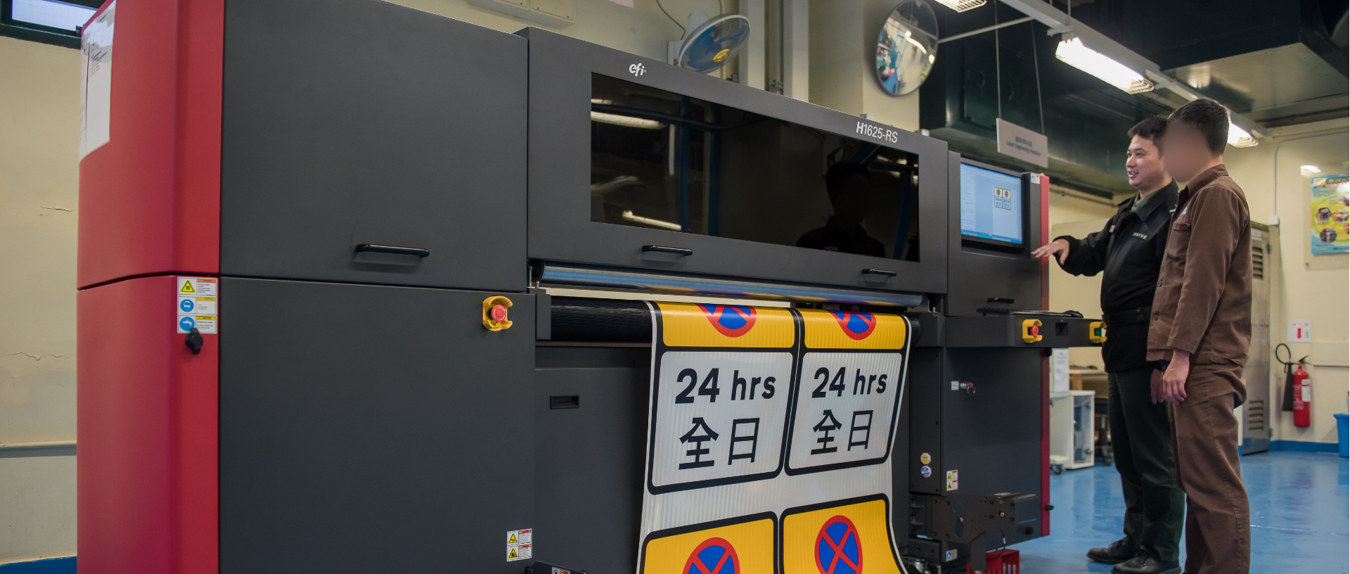 白沙灣懲教所的標誌製作工場引入嶄新的紫外光數碼標誌印刷機，將圖像直接印刷在反光物料上，以節省製作時間，提升產品質素。