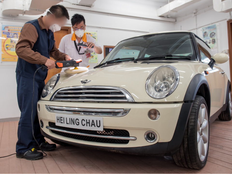 汽车美容及车身贴膜课程为喜灵洲戒毒所的所员提供实用的汽车清洁打蜡及贴膜技术训练-1。