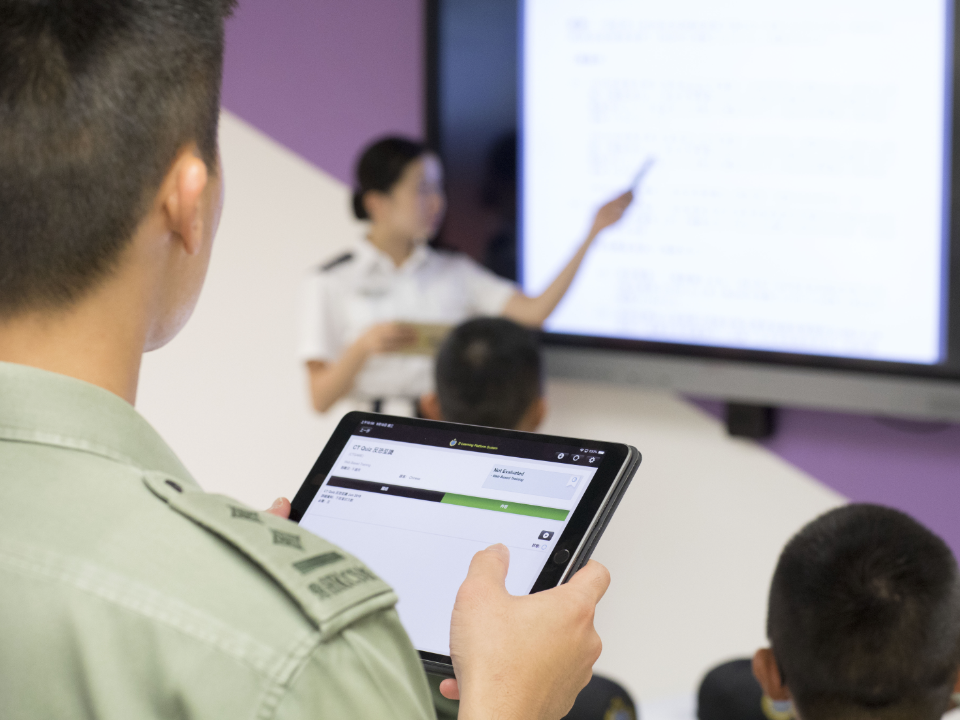 教官利用「電子課室」內的各種資訊科技設備，鼓勵學員參與課堂互動，從而提升訓練效率。