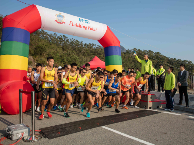 本署于一月二十六日举行部门十公里长跑比赛，吸引超过480名人士参加。