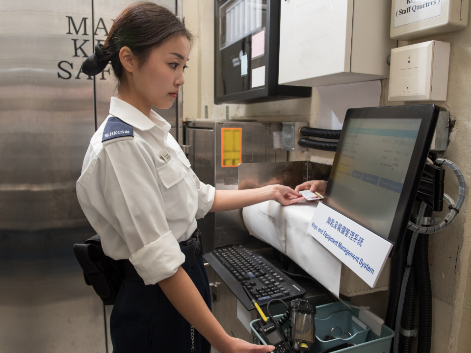 The keys and equipment management system using Radio Frequency Identification technology has been rolled out in Lai King Correctional Institution.