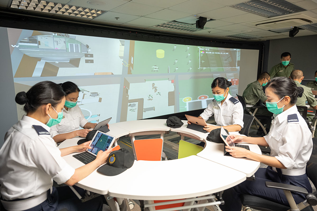 职员训练院将传统课室发展成电子课室，提升互动教学元素。