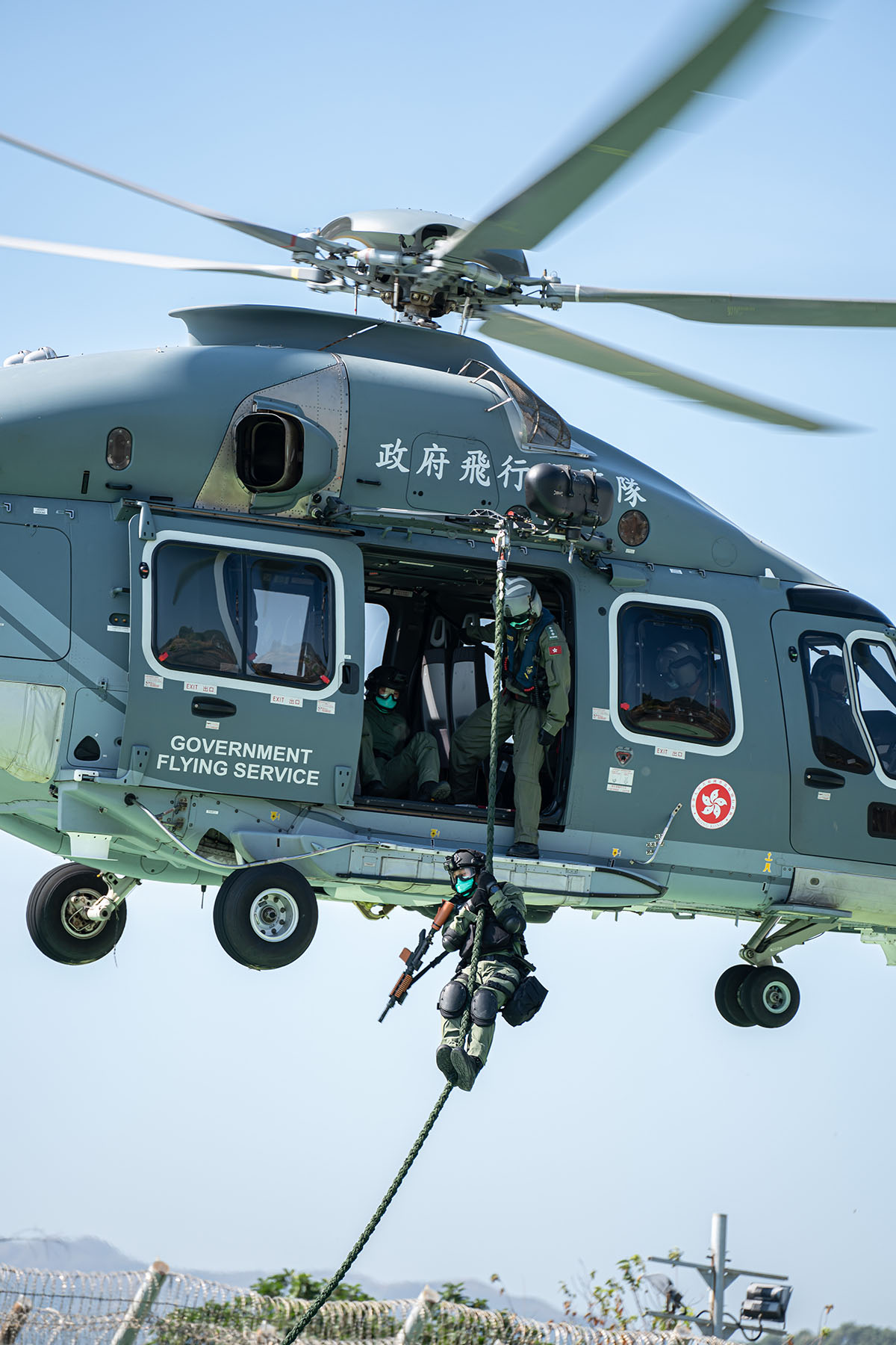 区域应变队队员进行直升机训练。
