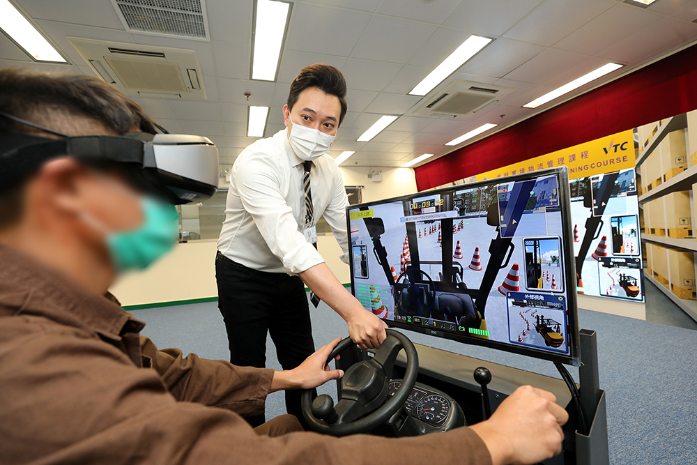 在物流管理课程中引入虚拟实境叉式铲车操作训练。