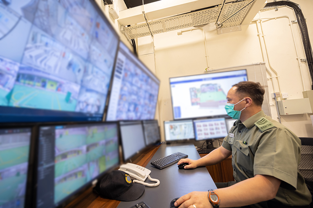 惩教人员通过新一代「影像分析及监察系统」侦测在囚人士的异常行为，借此加强执法及监管能力。