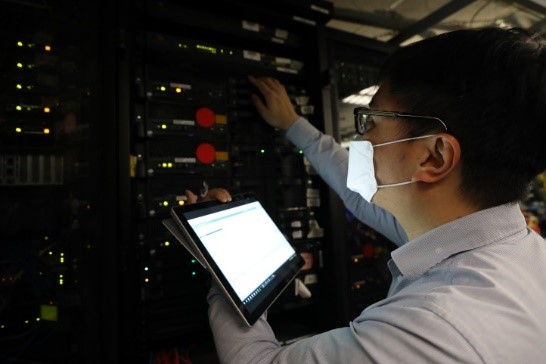 資訊科技技術人員正安裝和測試雲計算系統。