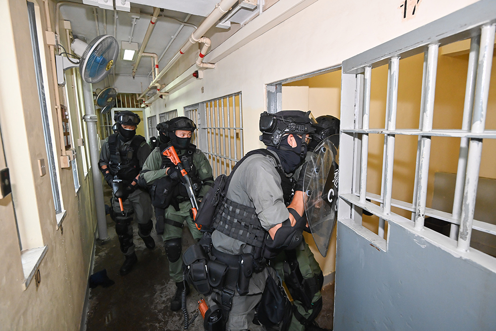 Upon receipt of intelligence about some persons in custody in Lai Chi Kok Reception Centre planning to incite other persons in custody to engage in collective actions against the management to express dissatisfaction with the strengthened anti-epidemic measures, a reinforcement team was deployed to the institution to assist in combatting illicit activities.