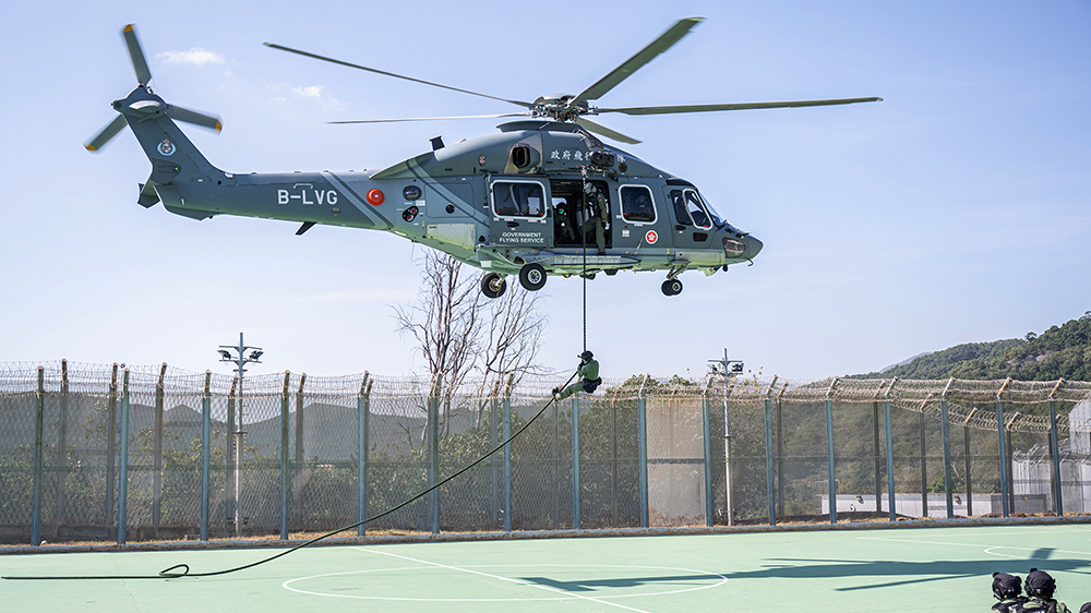 区域应变队队员于塘福惩教所进行直升机演习。