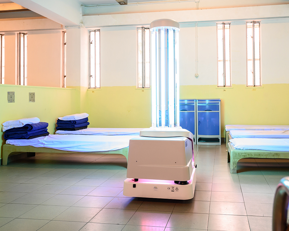 懲教人員可利用平板電腦遙控「紫外線消毒機械人」移動至院所不同位置進行消毒，為前線人員及在囚人士提供安全衞生的環境。