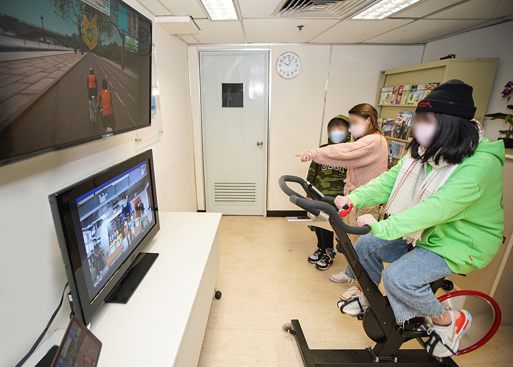 To incorporate sports element into psychological treatment, cybercycling training through the use of a smart bike has been launched at Life Gym in Stanley Prison, which also allows persons in custody’s family members to participate in cycling competitions in Mongkok Counselling Centre.