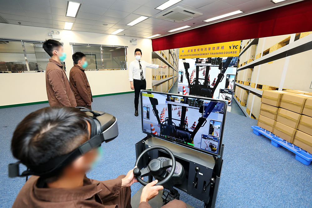 The VR technology has been widely used in various fields. To keep abreast of the times, the Department has introduced the Virtual Reality Logistics Management Course in Pik Uk Prison. Transcending geographical boundaries, the course enables persons in custody to learn and practise techniques for operating forklift truck in different VR settings.