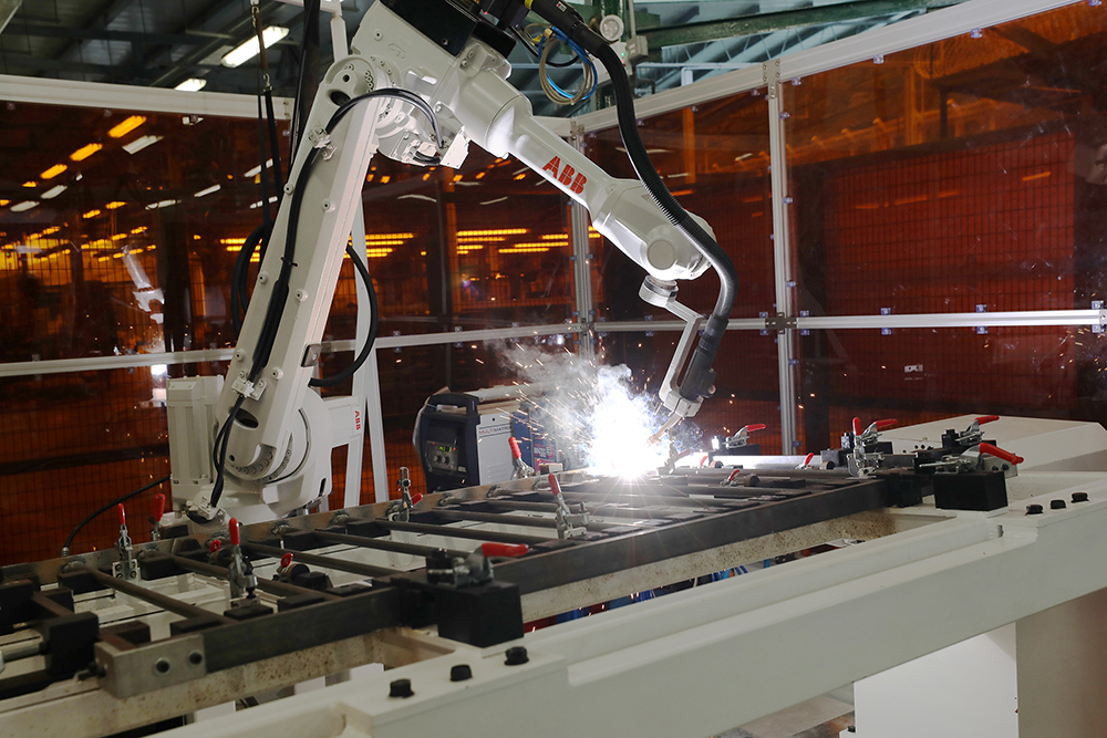 In collaboration with the Electrical and Mechanical Services Department, the CSD has developed the Automatic Robotic Welding and Inspection System in Tai Lam Correctional Institution for fabricating roadside steel railings for use of the Highways Department.