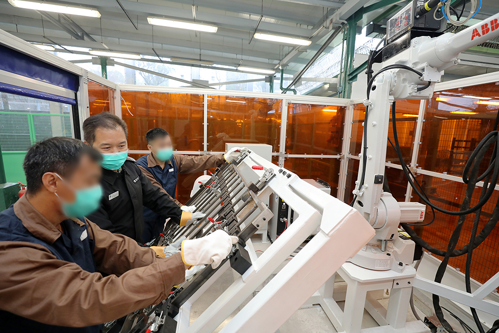 In collaboration with the Electrical and Mechanical Services Department, the CSD has developed the Automatic Robotic Welding and Inspection System in Tai Lam Correctional Institution for fabricating roadside steel railings for use of the Highways Department.