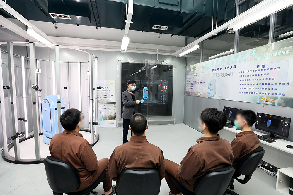 With the introduction of the 3D body scanner and printer in Pak Sha Wan Correctional Institution, the I&VT Section has organised courses on 3D Designing and Printing Skills for persons in custody in order to keep them abreast of the development and needs of the market, and enable them to enrol in more advanced design courses after release. 