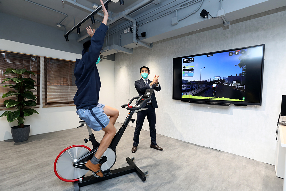 To incorporate sports element into psychological treatment, cybercycling training through the use of a smart bike has been launched at Life Gym in Stanley Prison, which also allows persons in custody’s family members to participate in cycling competitions in Mongkok Counselling Centre.