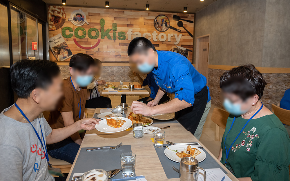在歌连臣角惩教所接受烹饪和餐饮业训练的学员与家人一同分享他们亲手炮制的美食。
