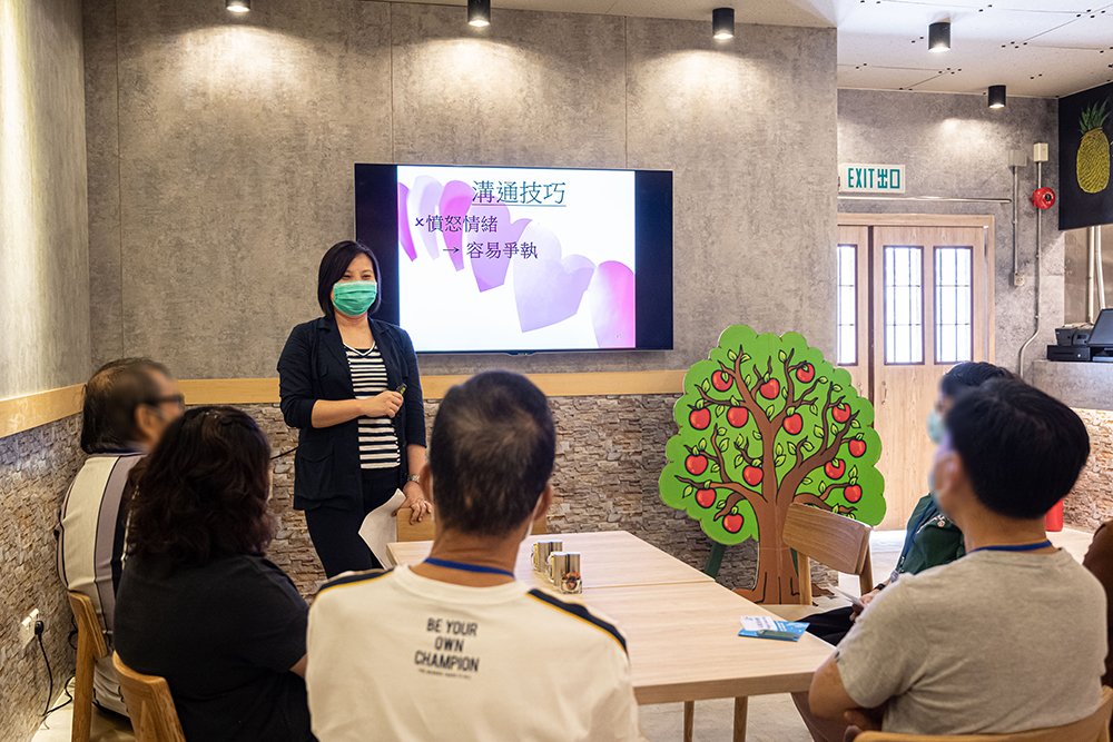 Apart from parent-child activities, Clinical Psychologists of the Department also hold thematic talks to share with parents how to improve the communication skills with their children in custody, thereby enhancing mutual trust and positive relationship.