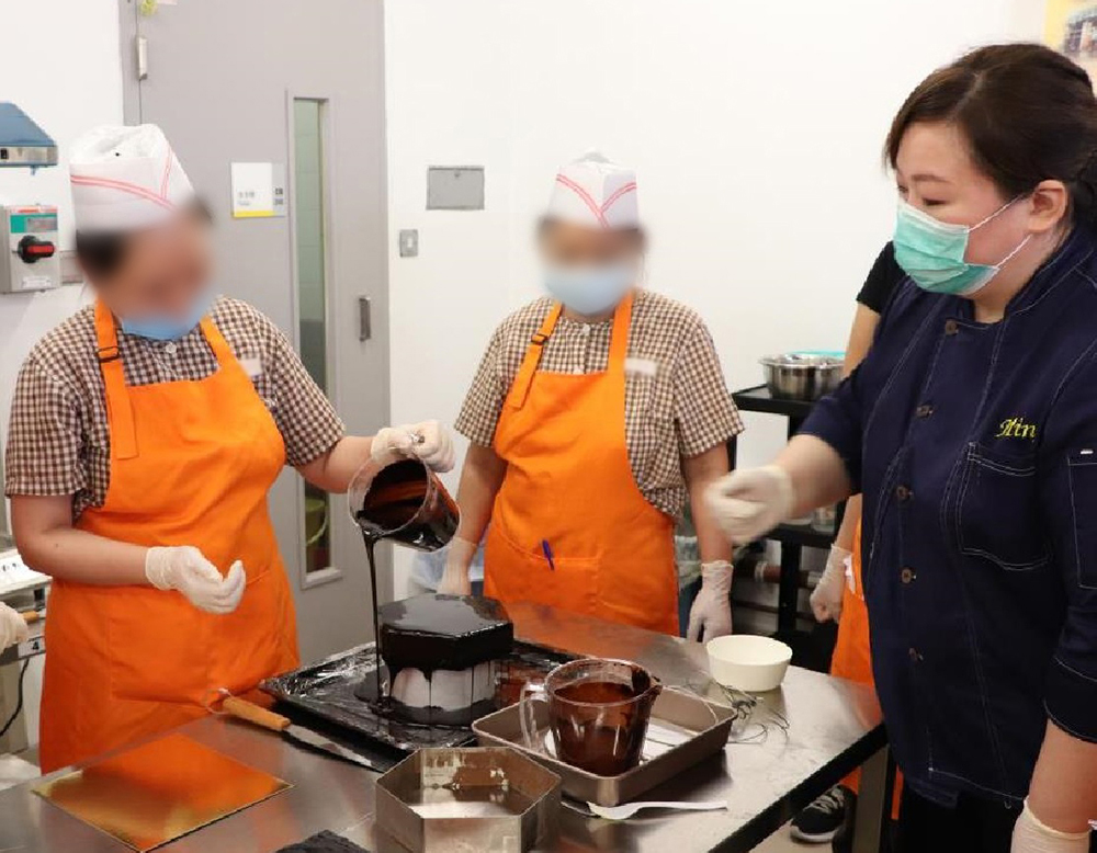 近年，立體造型蛋糕備受市場歡迎。本署於羅湖懲教所引入特色糕餅製作課程，讓女性在囚人士學習不同的理論和實務技巧，製作各類型的立體蛋糕。