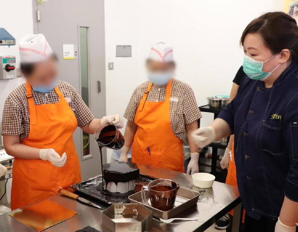 In view of the popularity of 3D cakes in the market in recent years, the Specialty Cake Making Course has been introduced in Lo Wu Correctional Institution for female persons in custody to make different types of 3D cakes after learning the theories and practical skills.