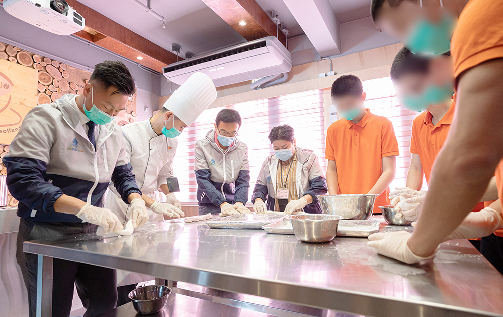 The CSD and the Hong Kong Police Force jointly organised the “Walk with YOUth Programme”. Capitalising on the valuable experience and unique strengths of both departments in crime prevention and offender rehabilitation, volunteers from the CSD and the Police work hand in hand to organise rehabilitation activities for young persons in custody to help them establish correct values and rebuild a positive life, thereby enhancing the anti-crime awareness among young people in society and reducing the recidivism rate.