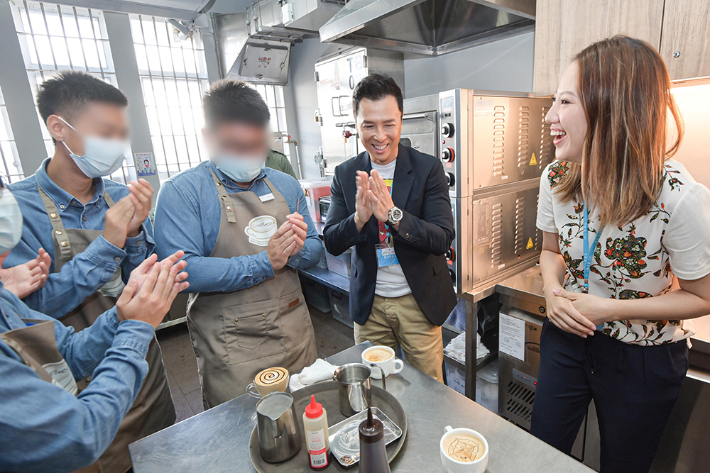 At the Department’s invitation, international movie star Mr Donnie Yen and his wife visit the hairstyling workshop and “Café Rehapuccino” at Pik Uk Correctional Institution on the eve of Father’s Day. The couple shares their personal experience with young persons in custody and encourages them to treasure the opportunities to meet their families and mend their family relationships.