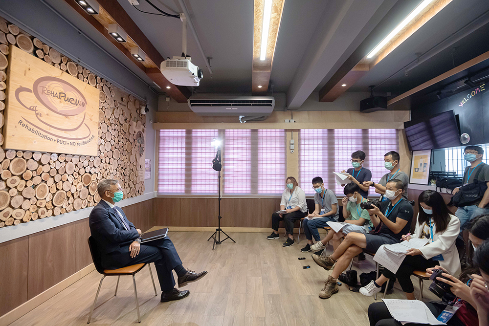 懲教署署長胡英明接受傳媒專訪,向社會傳遞守法信息,再次強調入獄對當事人,尤其是青少年及其家人造成沉痛傷害,呼籲年輕人三思而後行。