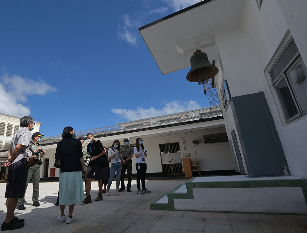 2020 marked the 100th anniversary of the CSD. The CSD invited the media to visit the Hong Kong Correctional Services Museum and Stanley Prison, which has the longest history, where they saw some of the oldest facilities, including a washing machine of historic significance, a brass bell made in England in 1895 which was used as a fire alarm, and an old photograph machine used for taking photos of persons in custody during admission.