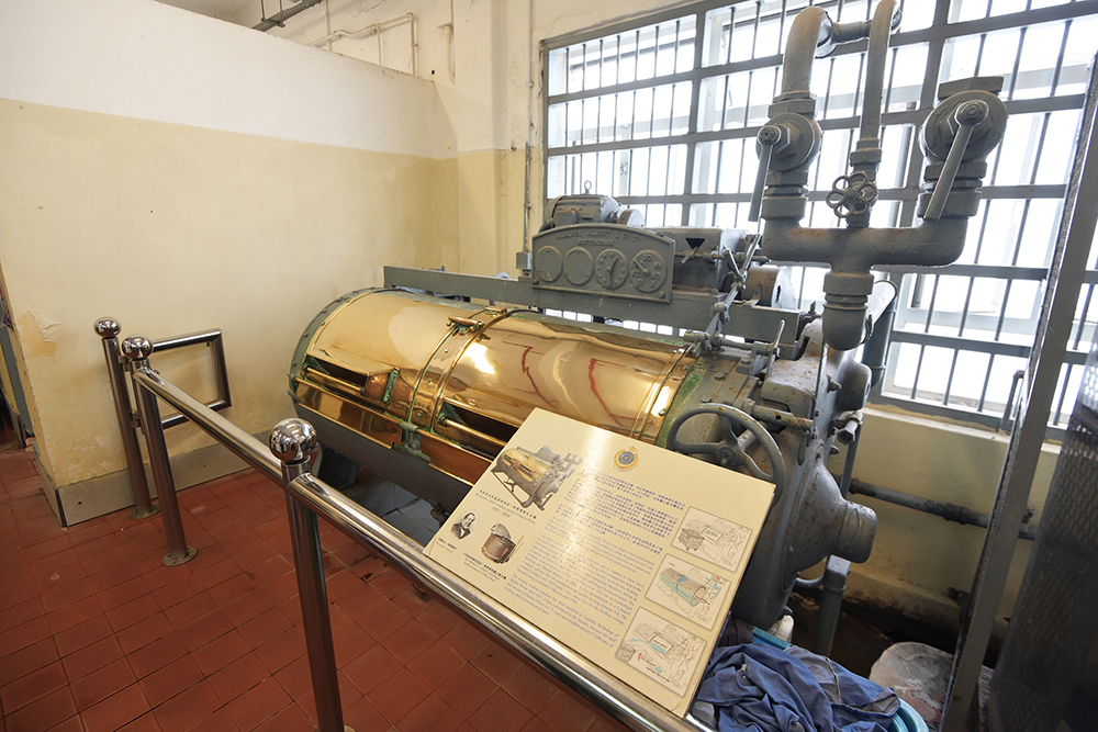 2020 marked the 100th anniversary of the CSD. The CSD invited the media to visit the Hong Kong Correctional Services Museum and Stanley Prison, which has the longest history, where they saw some of the oldest facilities, including a washing machine of historic significance, a brass bell made in England in 1895 which was used as a fire alarm, and an old photograph machine used for taking photos of persons in custody during admission.