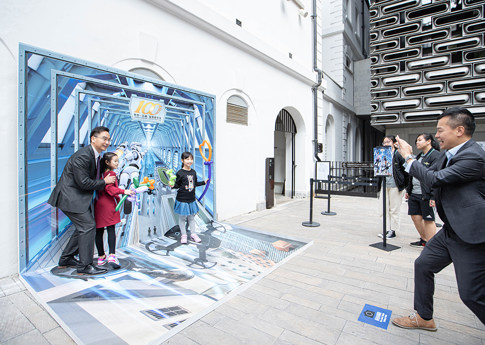 Participants of the kick-off ceremony “check-in” in a photo taking booth with 3D special effects.