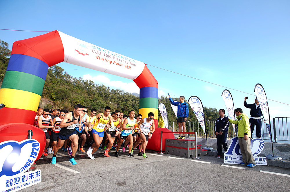 Mr Woo Ying-ming, the Commissioner of Correctional Services, officiates at the launch ceremony of the running competition.