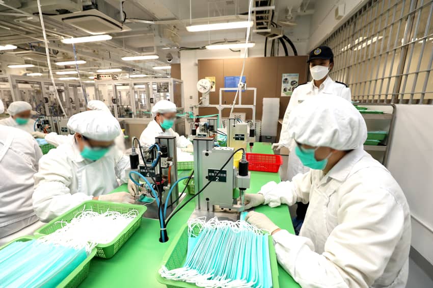 Persons in custody participate in mask production to contribute to the anti-epidemic work. 