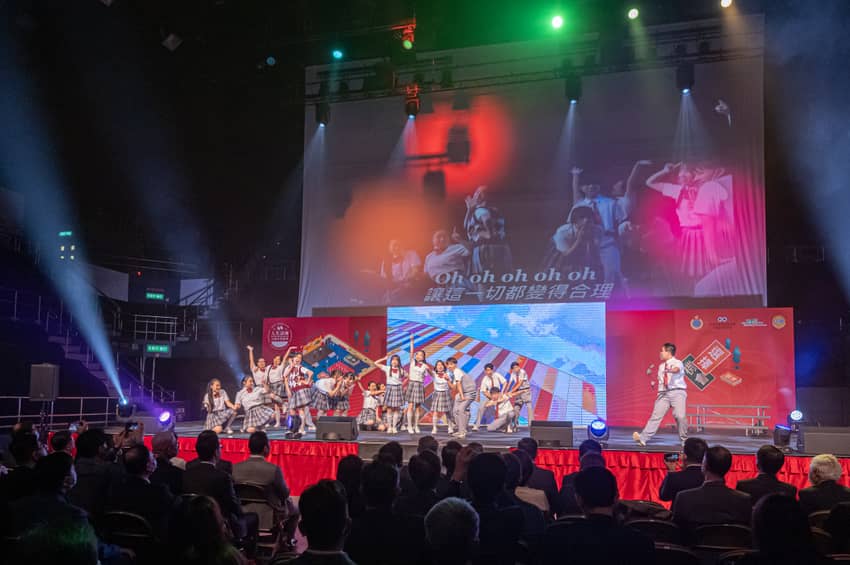 Young people give musical and dance performances in the interactive musical drama “Own Your Life”. 