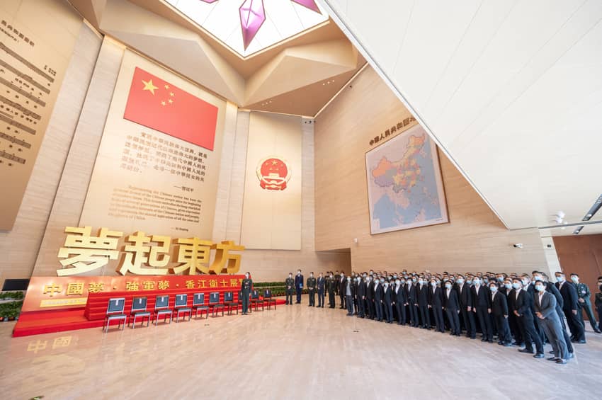 学员及更生先锋领袖参观解放军驻香港部队展览中心。