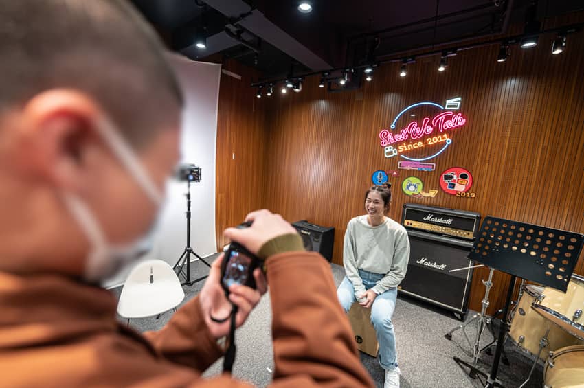 A young person in custody participating in the “Zen Photography Workshop” takes photographs of guest model Miss Vivian Kong.