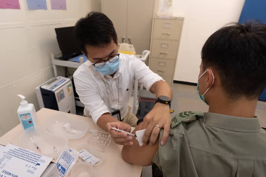 由經過專業訓練的懲教人員組成的外展隊為不同院所的懲教人員接種疫苗。