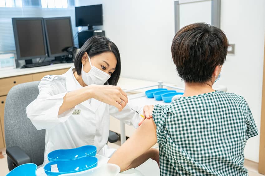 署方於二零二一年七月開始推行在囚人士自願接種疫苗計劃，按在囚人士的意願適時安排他們接種2019冠狀病毒病疫苗。
