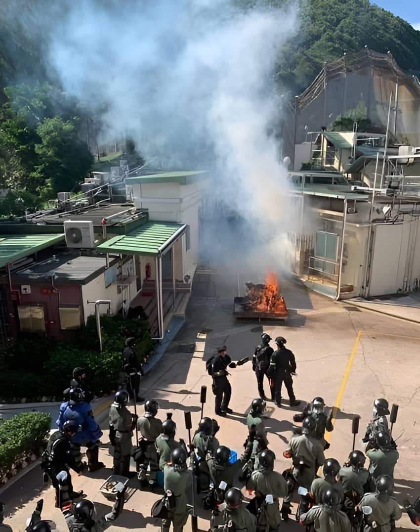 區域應變隊及其他執法機構在歌連臣角懲教所的臨時訓練基地進行聯合防暴演習。