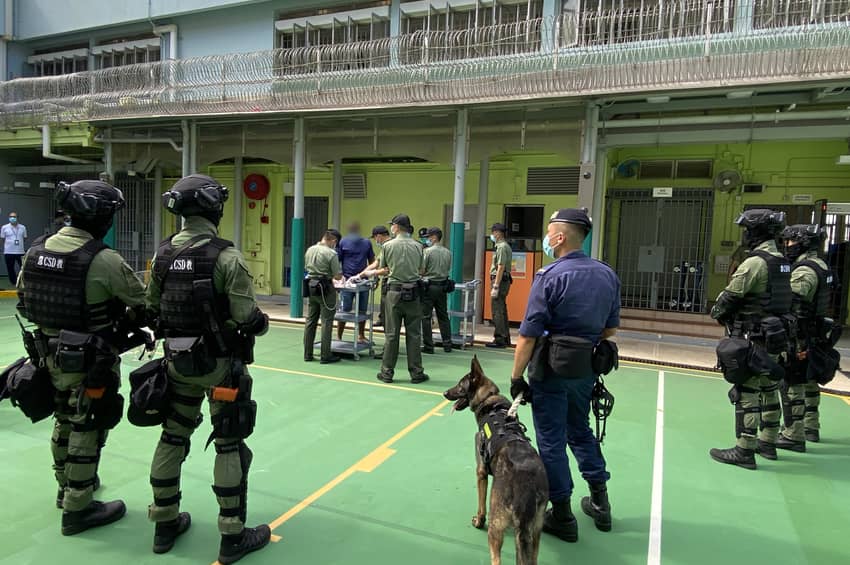 區域應變隊、警衛犬隊及其他支援隊伍到大潭峽懲教所支援管方打擊羈留者的非法集體行動。