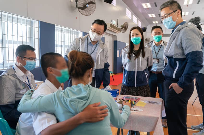 由於家人的關懷和支持對青少年往後的更生道路起着舉足輕重的作用，因此「並肩同行」計劃亦加強家人在支援青少年更生方面的元素。