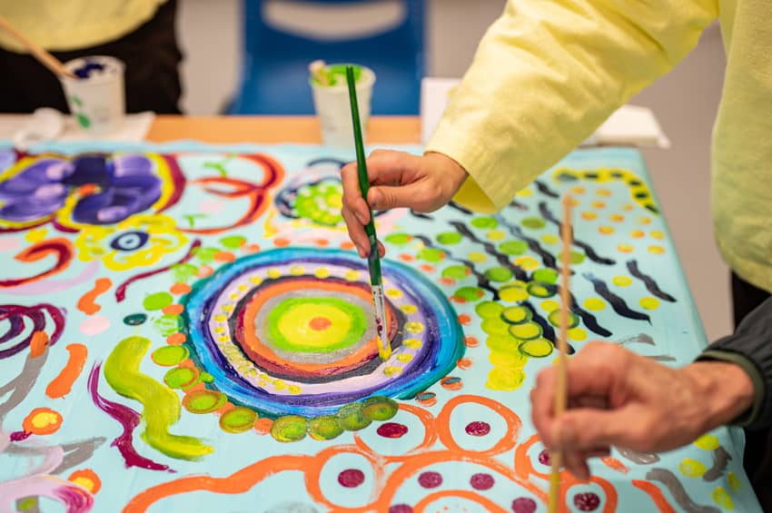 Officers of the 2 departments and volunteers of the Catholic Diocese of Hong Kong Lay Prison Evangelical Organization used circle painting as a medium to help persons in custody express their inner feelings at Lo Wu Correctional Institution before Christmas to release negative emotions and establish positive values.