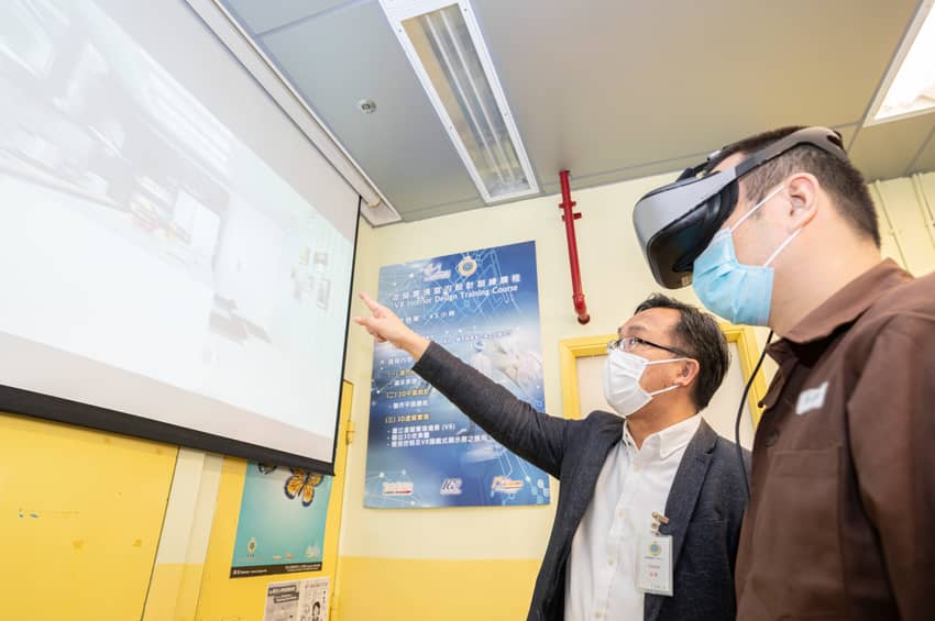 VR technology is being widely used in the market nowadays.  Under the guidance of an instructor, a person in custody learns how to apply VR technology to interior design so as to acquire up-to-date knowledge and skills.