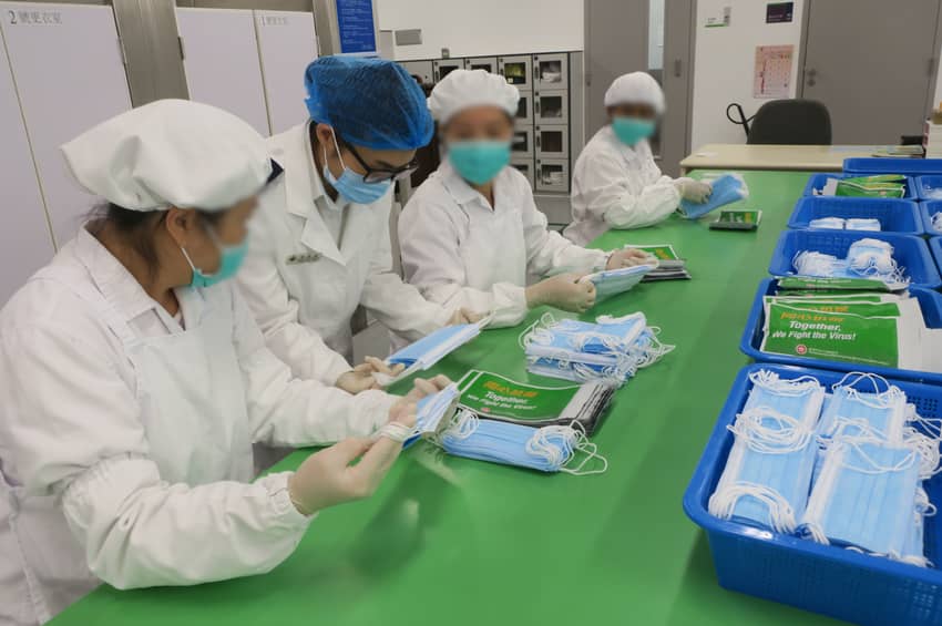 羅湖懲教所過濾口罩工場協助包裝「同心抗疫」口罩。