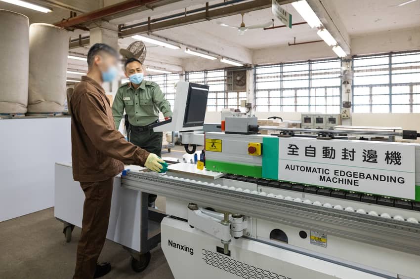 赤柱監獄木工工場於二零二一年十月更換一台全自動封邊機，以提升辦公室家具的產品質素。
