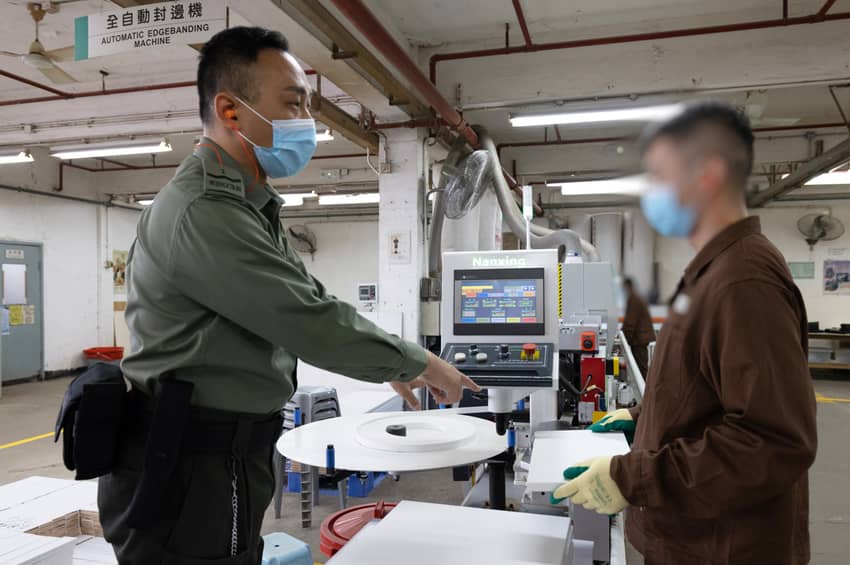赤柱監獄木工工場於二零二一年十月更換一台全自動封邊機，以提升辦公室家具的產品質素。