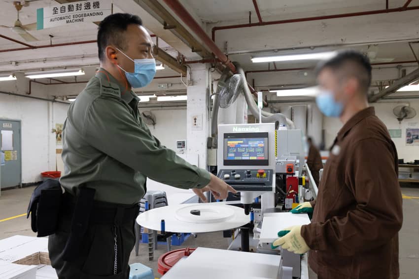 An automatic edge-banding machine in the Carpentry Workshop of Stanley Prison was replaced in October 2021 to enhance the quality of office furniture.