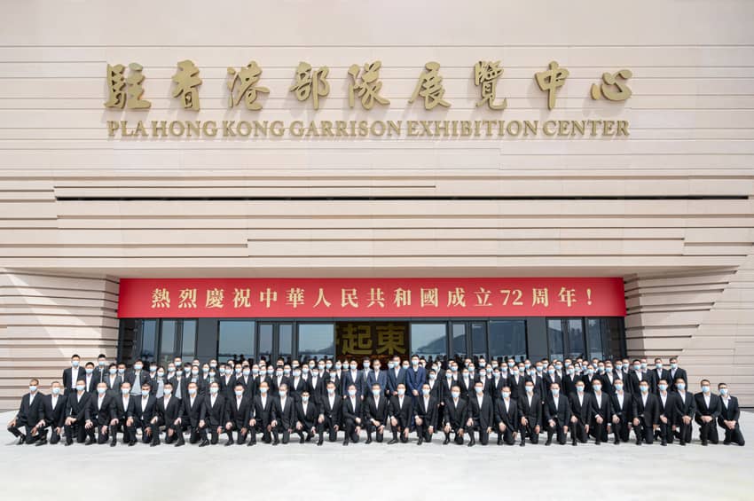 時任懲教署署長胡英明率領逾120名職員訓練院學員及更生先鋒領袖到訪解放軍駐香港部隊展覽中心。