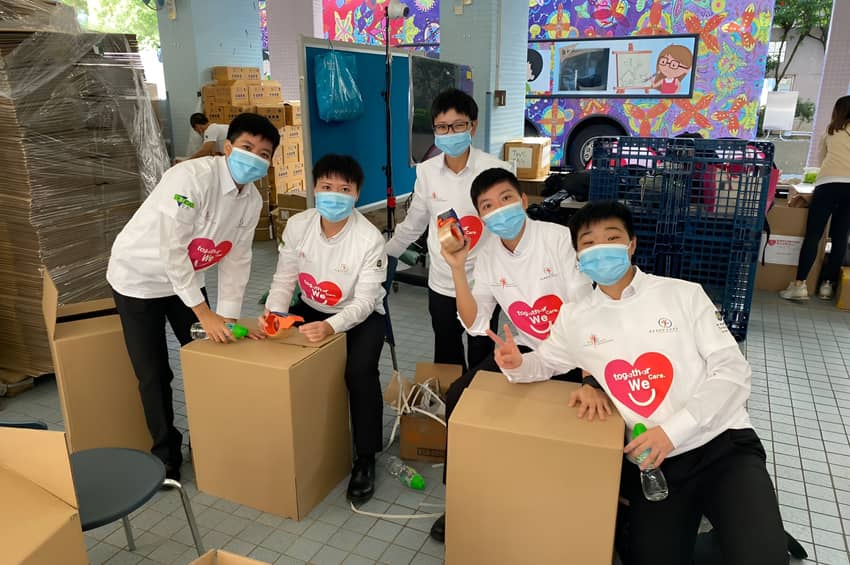 Volunteers of the OKVGL participate in the activity “Together We Care” organised by the HKEAA to pack goodies bags.
